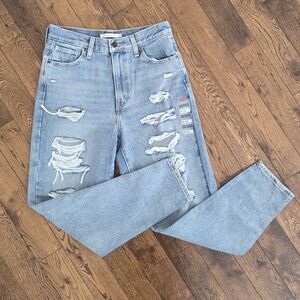 Levis High Waisted Distressed Mom Jeans In Light Wash Size 28